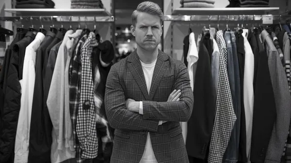 La guía definitiva de estilo para hombres bajos: cómo lucir elegante y seguro a pesar de los prejuicios de la industria de la moda